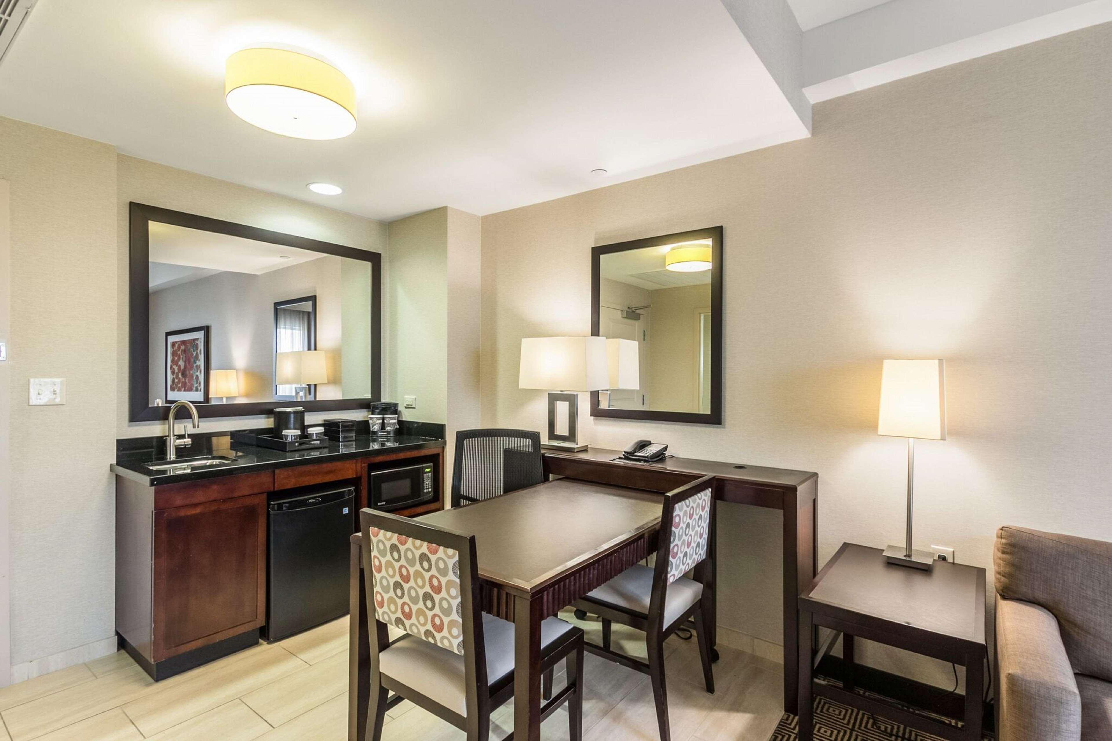 Embassy Suites By Hilton Newark Airport Elizabeth Exterior foto