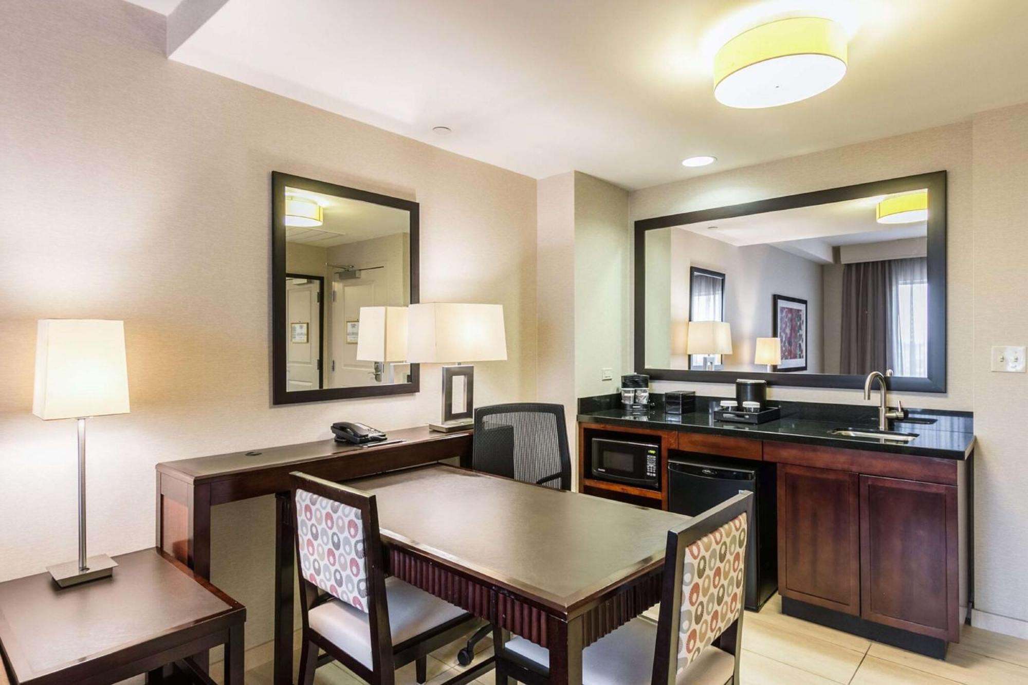 Embassy Suites By Hilton Newark Airport Elizabeth Exterior foto