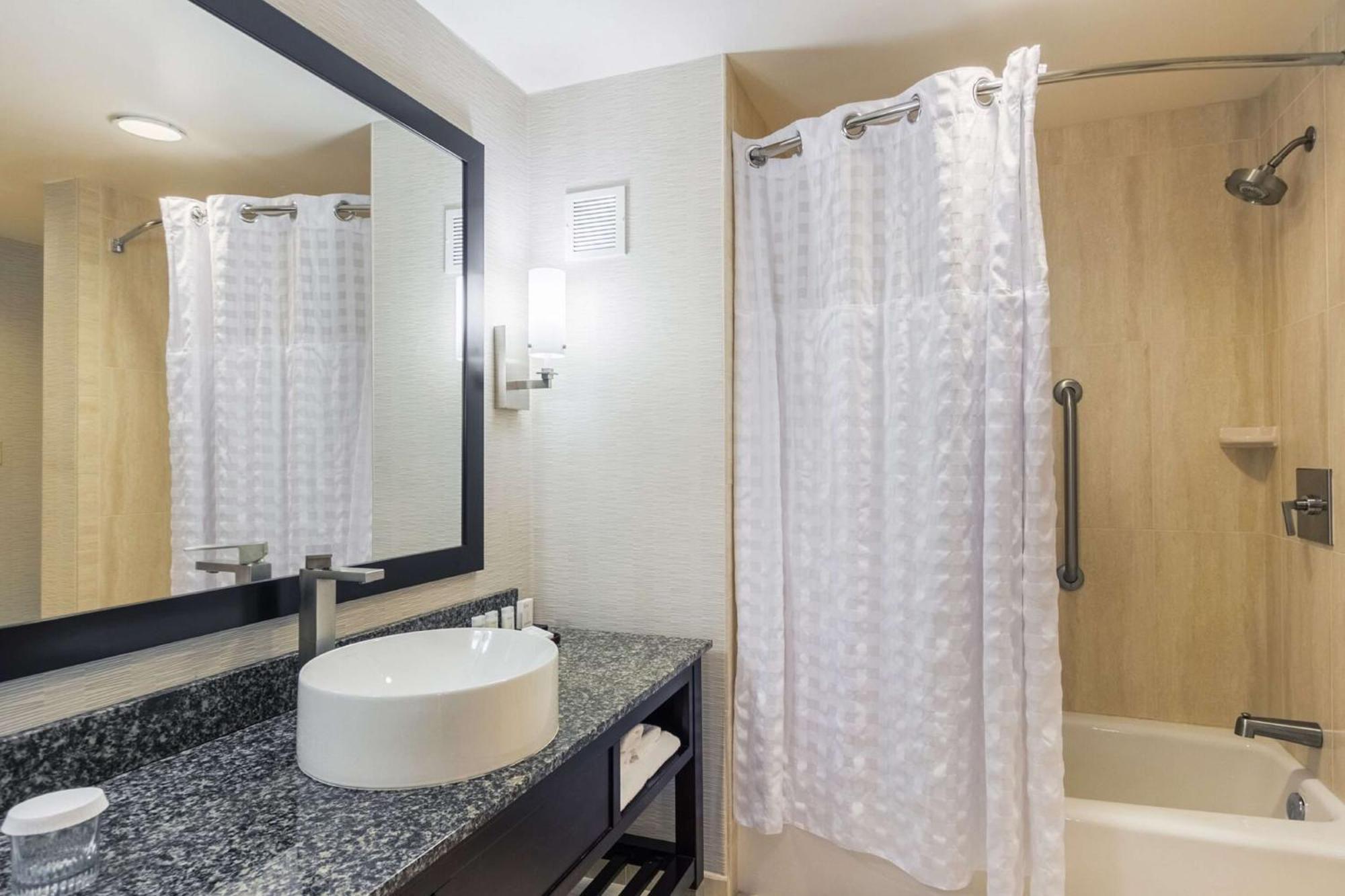 Embassy Suites By Hilton Newark Airport Elizabeth Exterior foto